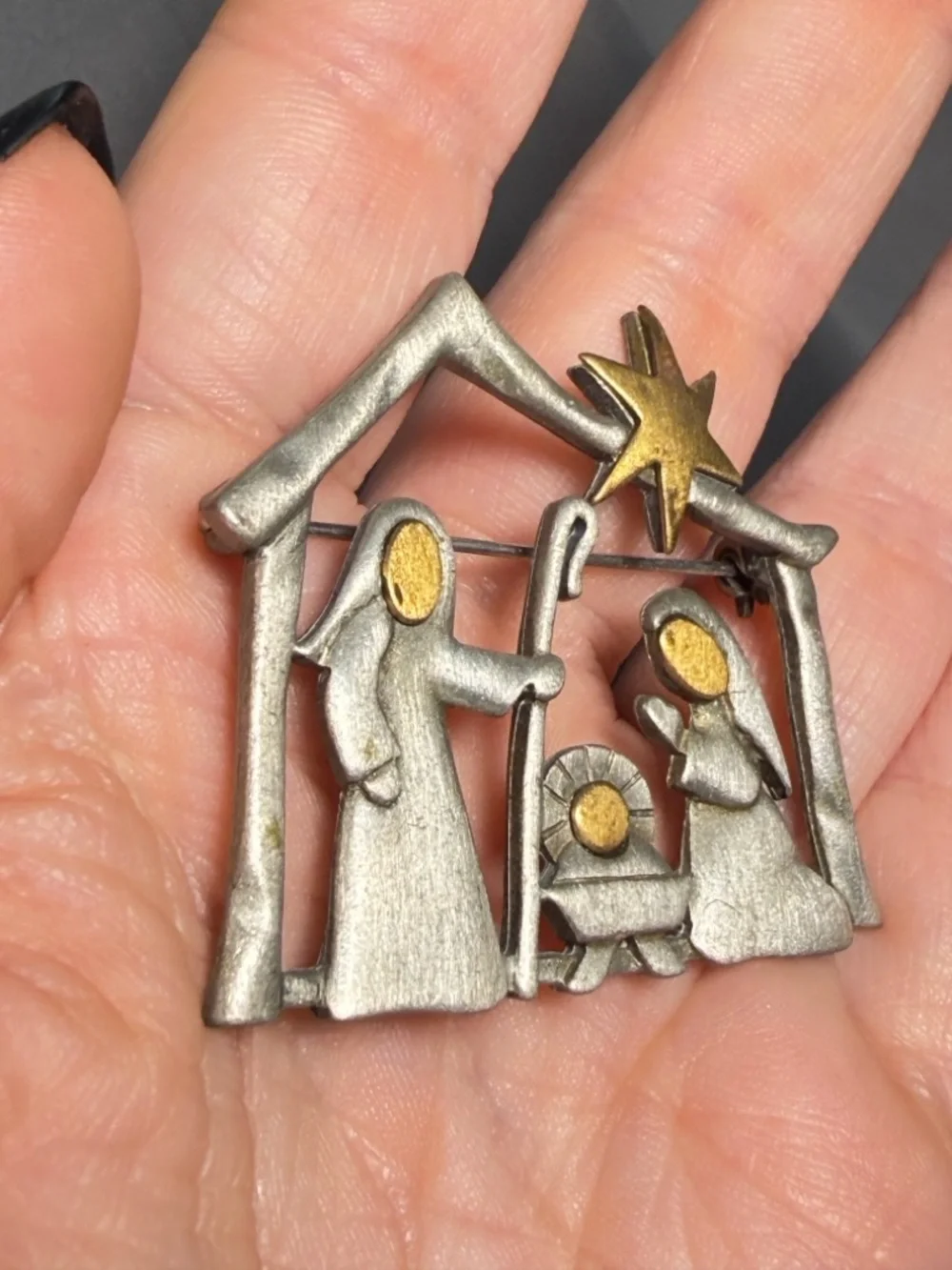 JJ Vintage Nativity Scene Brooch Two Tone Manger Mary Joseph Baby Jesus - Picture 5 of 8